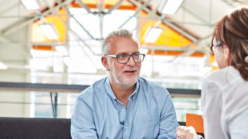 Fachmann berät zu Farben und Oberflächen